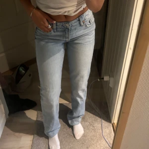 Low straight jeans  - Low straight jeans från hm storlek xs-s, de är i nyskick jag är 164💕