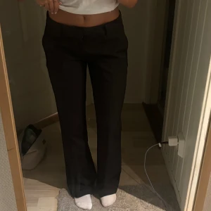 Kostymbyxor  - Lågmidjade Kostymbyxor från bikbok i model Vera, storlek 38 men de är små i storlek skulle säga att det är S💕