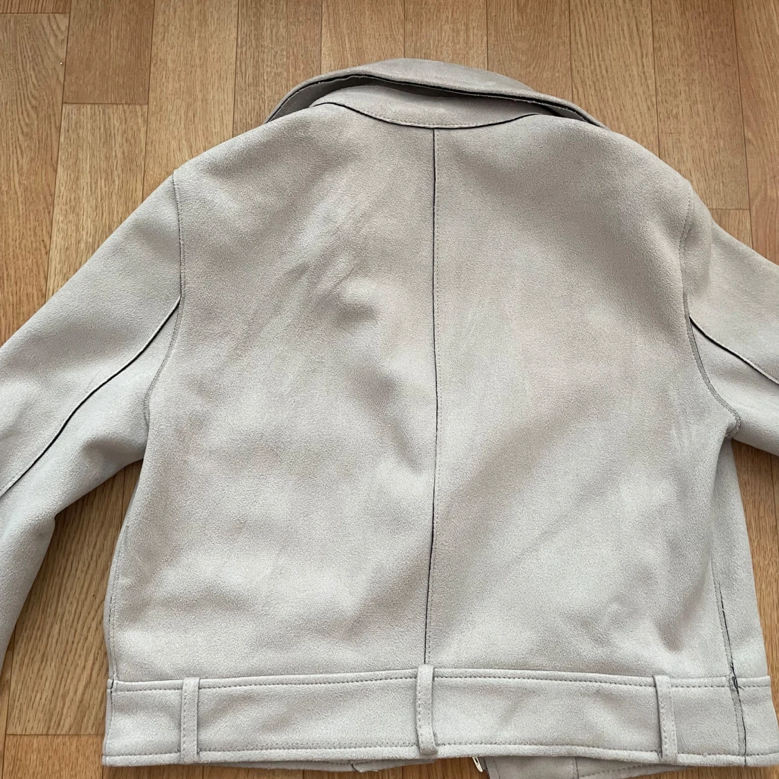 Ljusgrå mockajacka från Zara Basic - 93