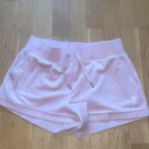 Jätte fina Juicy shorts i rosa som ej kommer till användning 🤍 Originalpris 800