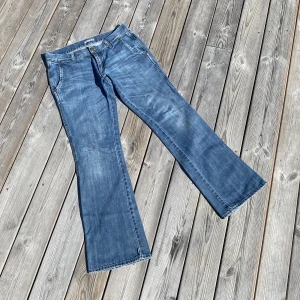 Lågmidjade Bootcut jeans  - Säljer dessa lågmidjade bootcut jeansen från Lipp eftersom de tyvärr var för korta för mig💗 Midjemått rakt över: 38cm Innerbenslängd: 77cm