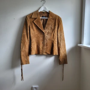 Mockajacka - Cool mockajacka💕 Jag är osäker på om det är äkta mocka, jag köpte jackan second hand. Den har en liten fläck på ryggen, se bild 3.