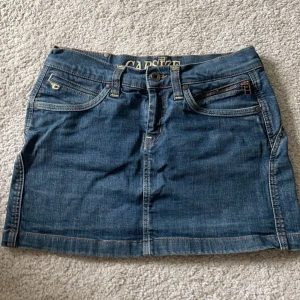 jeanskjol - säljer denna sjukt coola jeanskjolen från capsize!! midjemått:39 längd fram: 31 längd bak: 33 😊 OBS!! har inga bilder på