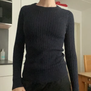 Marinblå ribbad tröja - Säljer en marinblå ribbad tröja i storlek XS. Tröjan är långärmad och har en tight passform. Perfekt för höst och vinter då den är både stilren och varm. Passar bra till både vardag och fest!