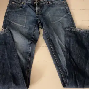 Säljer ett par blå jeans från Only i storlek W27 och L34. Då de är både för långa och för stora för mig, jag är 163