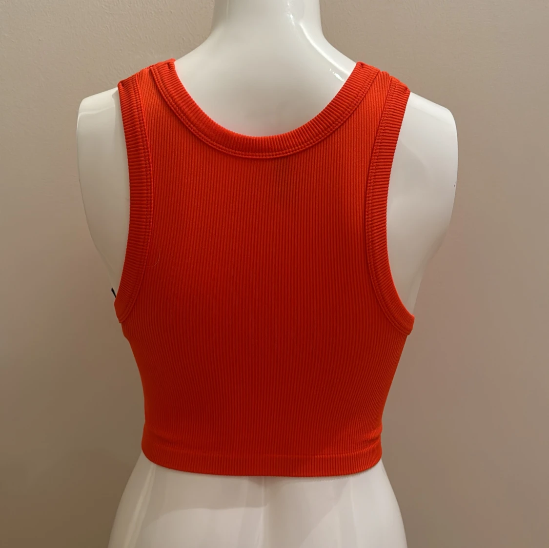 Rött, kroppat linne med ribbad material  - 90