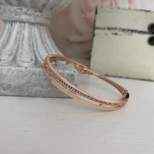 Roséfärgat armband  - Nytt snyggt armband i rosé med kristaller. Okänt material och märke.