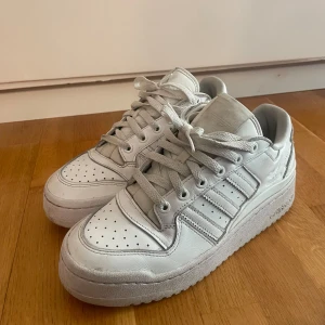 Adidas Forum Bold sneakers - Fint skick, hela och fina endast lite smutsiga. Köpta för 1200kr