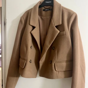 Söt kort kappa - Brun kort kappa i storlek 38. Använd bara en gång.