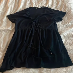 Sommar klänning  - Svart sommarklänning från pull and bear, tunn och passar perfekt till stranden💗