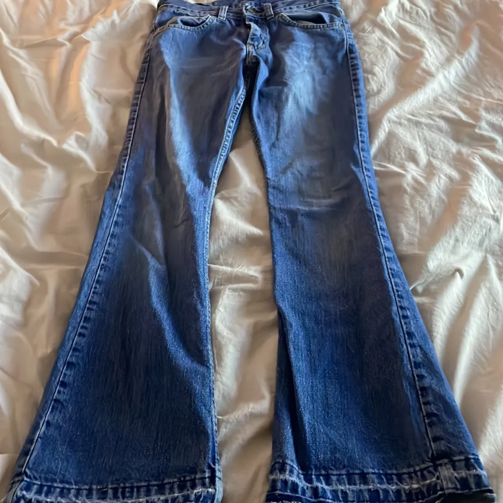 Lågmidjade bootcut jeans från lee 💗 passar perfekt på mig som är 1,54. Slitna längst ner och i stolek 11. Pris kan diskuteras. Jeans & Byxor.