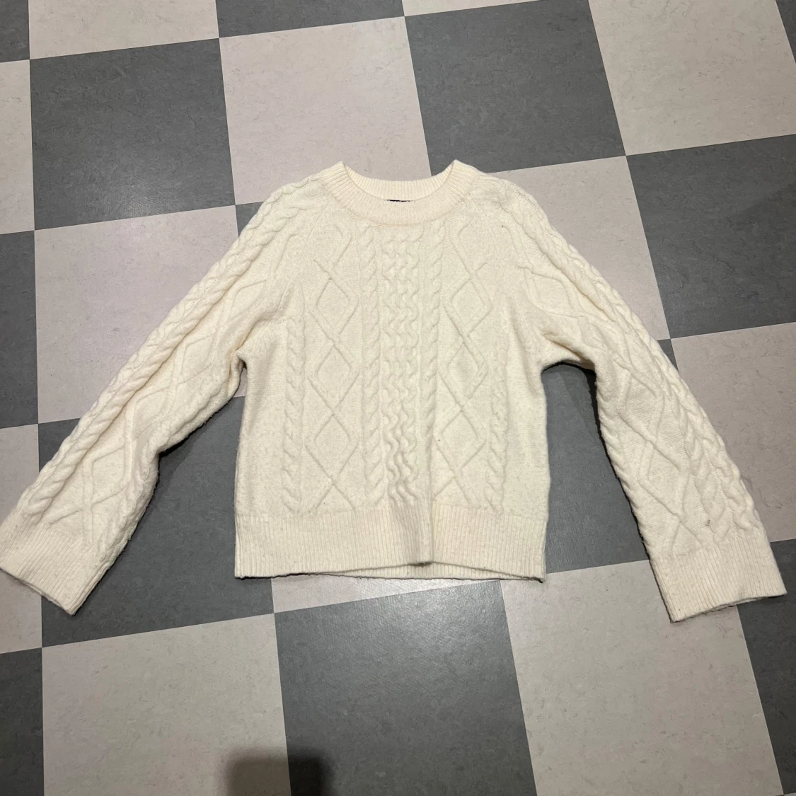 Vit stickad tröja från Gina Tricot