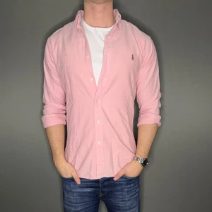 Ralph lauren skjorta - Hej säljer nu min fina Ralph Lauren skjorta i storlek M. Den är i nyskick och kommer vara otroligt snygg nu i vinter och framåt våren. Nypris cirka 1500kr! Vi kommer att sälja liknande produkter nu närmare våren så glöm inte följa profilen!🌊🍾