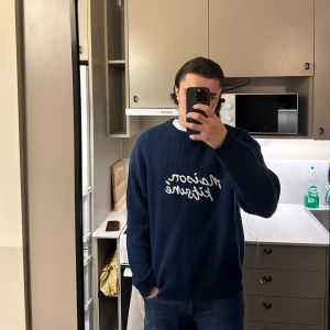 Stickad tröja från Maison Kitsune L/M - Säljer en blå stickad tröja med vit text på framsidan. Tröjan har långa ärmar och en avslappnad passform. Perfekt för kyligare dagar. Aldrig använd i princip och nypris är runt 4 tusen. Mitt pris 599. Passar L/M