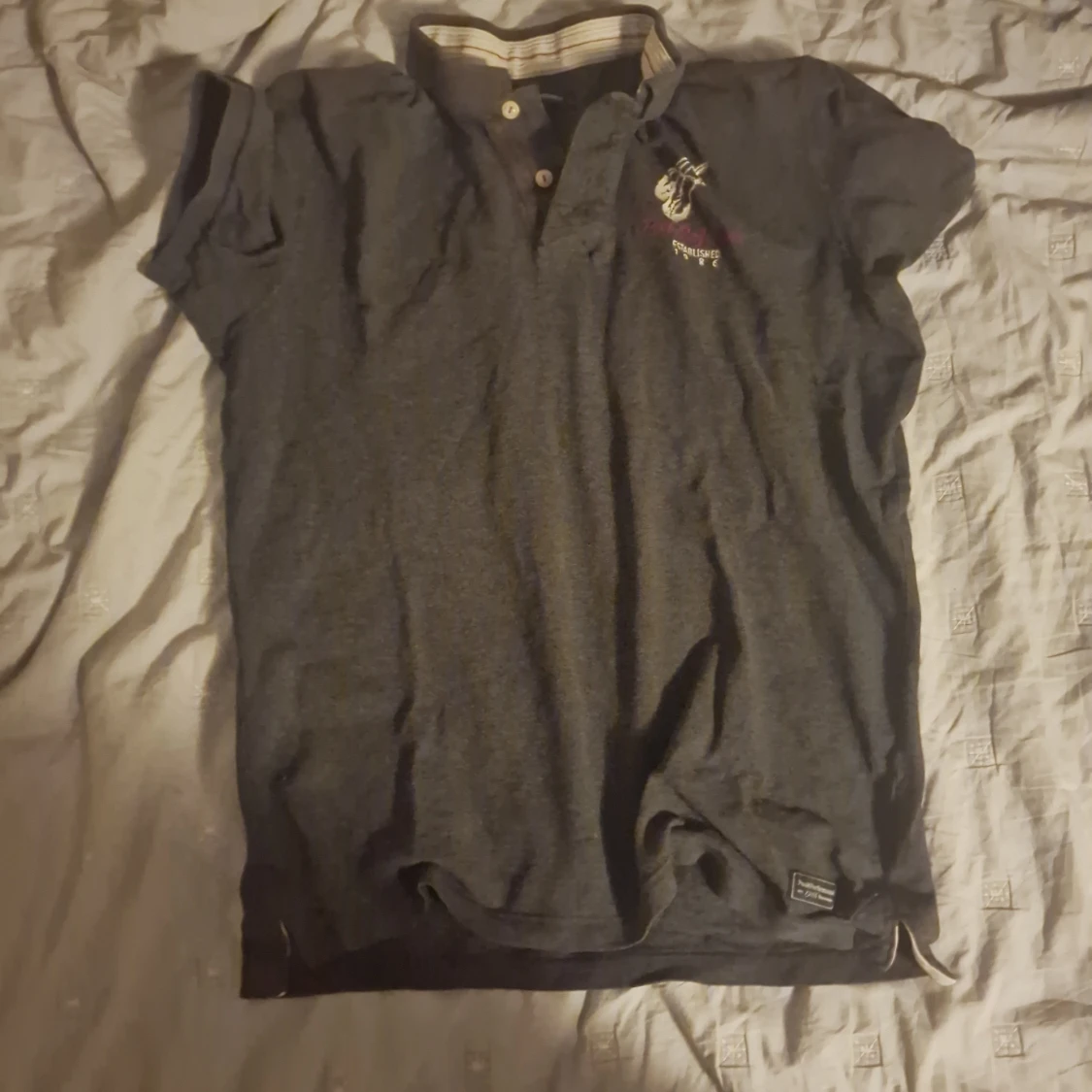 Mörkgrå pikétröja från Peak Performance