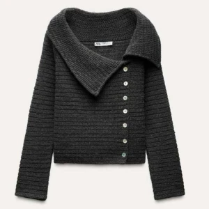 Svart stickad kofta från Zara - !aldrig använt! Snygg svart stickad kofta från Zara med en grå svart färg  och knappar på sidan. Perfekt för kyliga dagar med sin mysiga och stilrena design. Passar bra till både jeans och kostymbyxor❤️.