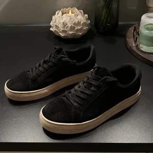 Svarta sneakers i mocka från vagabond  - Snygga svarta sneakers i mocka med vit sula och klassisk snörning. Perfekta för en stilren look.        Box medföljer !