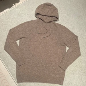 Beige merinoull hoodie (helt ny) - Använd 1 gång se ny skick. 100% merinoull. Storlek S