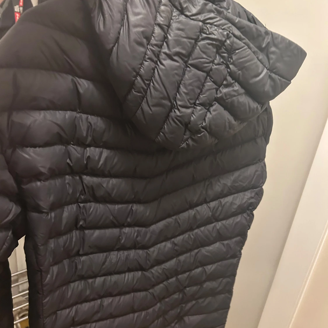 Svart pufferjacka från Peak Performance - 1