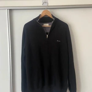 Svart tröja med dragkedja från GANT - Säljer en sjukt snygg och riktigt skön svart ziptröja från GANT. Köpte denna för 1600kr, den är i nyskick då jag bara använt den 4-5 gånger. Tröjan är i M men passar även S! Hör av dig om du har funderingar! Vid snabb affär kan jag gå ned i pris!Inga returer!