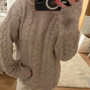 Stickad tröja  - Jätte söt tröja som inte används! Strl M🩷