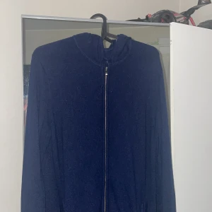 Charles thyrwhitt Kashmir hoodie - Säljer en mysig mörkblå kashmir hoodie med dragkedja och huva. Perfekt för kyliga dagar. Hoodien har långa ärmar och en enkel design som passar till det mesta. Skön och praktisk för vardagsbruk. Kontakta mig innan köp! 