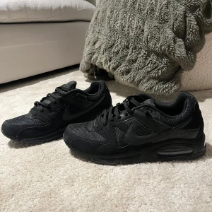 Nike airmax 90 - Säljer för dem är för små för mig, 44.5 i storlek. Använda knappt 1 vecka