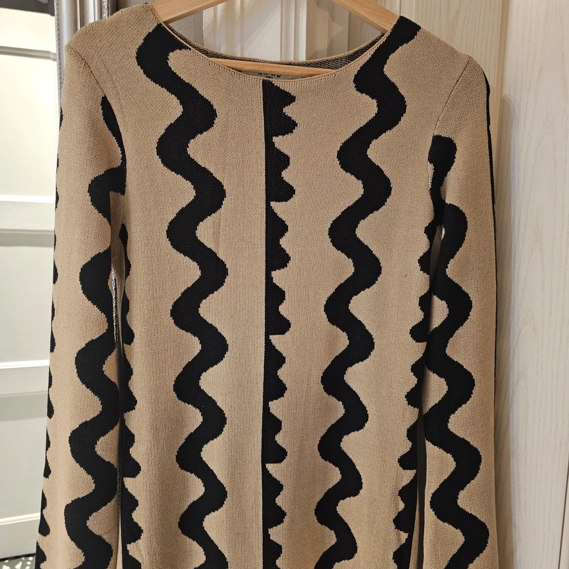 Jaquardstickad långklänning beige/svart - 1