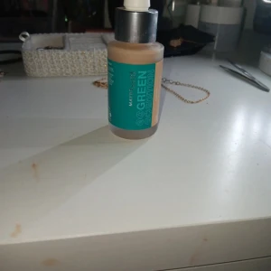 Foundation från Maybelline - Säljer en Maybelline Green Edition Superdrop Tinted Oil foundation i nyans 25. Den kommer i en flaska med pipett för enkel applicering. Perfekt för en naturlig look. Aldrig andvänd