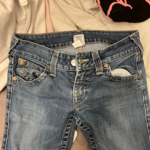 True Religion - jätte fina true religion säljer för att jag knappt använder dom men inga defekter! pris kan diskuteras vid snabbt köp. fråga inte om mått och skicka prisförslag om ni inte ska köpa!!!