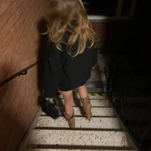 Beige klackskor - Snygga beige boots som ger en trendig look. Perfekta för att addera lite stil till din outfit.