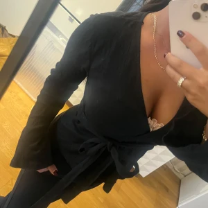 Tröja från gina - Säljer nu denna fina tröja, den är super fin med band som du själv knyter hur du vill ha dom! Armarna är även utsvängda!🩷