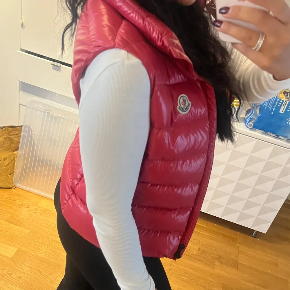 Säljer nu min fina röda väst från Moncler. Den är äkta och har kvar allt som kom med när den beställdes. Barnstorlek 14Y men passar mig bra som är 165🩷. Takit.