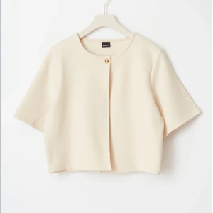 Beige ”kofta”/topp - Ny topp från GinaTricot! Helt ny och säljer pågrund av fel storlek!💕 Inte nopprig knappt tvättat, prislappen är kvar! Hör av dig för mer frågor, kunden betalar för frakt!🌸Varan i storleken  är slut på deras hemsida, pris kan diskuteras! 