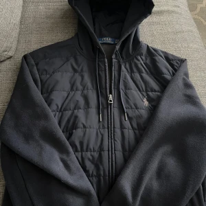 Polo Ralph Lauren Cardigan - Snygg Cardigan från Ralph lauren, storlek S. Skick 7/10 Lite smutsig