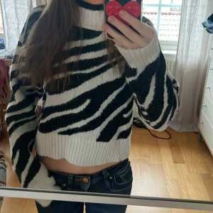 Zebramönstrad stickad tröja - Säljer en cool zebramönstrad stickad tröja i svart och vit. 