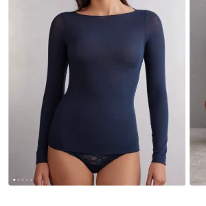 Marinblå intimissimi tröja - Nästan helt oanvänd intimissimi topp utan defekter eller hål. Kan fixa fler bilder om man är intresserad och pris kan diskuteras 