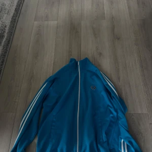 Fred Perry  - Fred Perry Blå         Storlek: Large                                 Cond: Som ny, väldigt bra skick.                 För mer information skriv till mig.