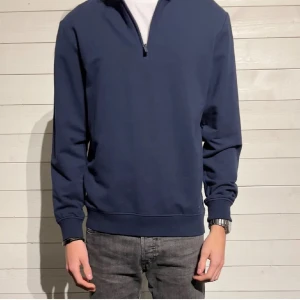 Massimo dutti halfzip - Säljer en Massimo dutti halfzip i sjuk bra skick. Nästan aldrig använd och sitter i ett dunder pris. 