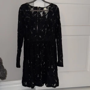 Svart spetsklänning från Vila - Elegant svart spetsklänning från Vila med långärmad design och dragkedja i ryggen. Superfint spetsmönster. 🖤🖤🖤