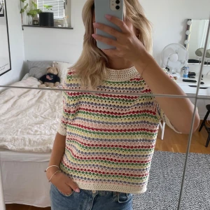 Färgglad stickad tröja - Jättefin stickad tröja i flera förger. Superfin till sommar. Köpt på Zara💕