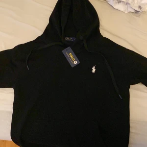 Ralph Lauren hoodie  - Svart ralph raulen hoodie i storlek s. Helt oanvänd.