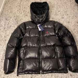 Svart pufferjacka från Polo Ralph Lauren - Säljer nu min helt nya Polo Ralph Lauren jacka (glansig) för endast 1800 kr passar både tjejer och killar, storlek S. Har endast 1 kvar så hör av er vid intresse! Priset kan sänkas lite vid snabbaffär! 