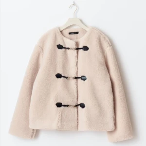 Teddyjacka från Gina Tricot - Slutsåld på Gina tricot. Jackan har en avslappnad passform och långa ärmar, perfekt för kyliga dagar. Nypris är 799kr. Säljer för 400 kr men priset kan diskuteras! Hör av dig vid frågor!