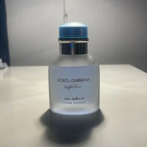 Dolce & Gabbana Light Blue Eau Intense Pour Homme - Säljer en fräsch och maskulin parfym från Dolce & Gabbana, Light Blue Eau Intense Pour Homme. Flaskan är frostad med en ljusblå kork och silverdetaljer. Perfekt för den som vill ha en uppfriskande doft med en touch av elegans. 50 ml flaska använd fåtal gånger cirka 95-97 procent kvar! Inköps pris 780kr mitt pris 550 eller bud/byte