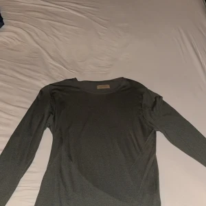 Mörkgrön långärmad tröja från Falconeri - Säljer en stilren grå långärmad tröja från Falconeri. Ett italienskt märke som tillverkar kläder i högklass, märket är en prisvärdare verision av loro piana. Tröjan är perfekt för en avslappnad look, och är tillverkad i ett mjukt material som känns skönt mot huden. Passar bra till både jeans och chinos. Väldigt tunn, passar väldigt bra när de lite varmare, då man ej blir varm av tröjan. Storlek S, Aldrig använd ute.