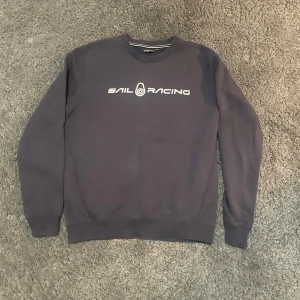 Sail racing tröja - Tja! Säljer en skön och snygg tröja från sail racing. Storlek M. Nypris:700kr❌.                      mitt pris:350kr✅. Hör av er vid frågor eller funderingar!