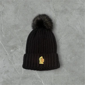 Mörkblå Moncler mössa - Säljer nu denna Moncler Mössan med avtagbar ”Boll”. Väldigt bra skick. Nypris: 1799kr, Säljes för 500kr Perfekt för en laidback stil som passar till våren 🥵