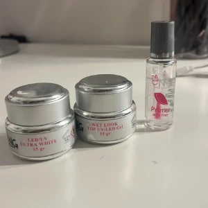 Primer och UV-gel - Säljer en parfymfri primer i en genomskinlig flaska 30kr, samt två burkar UV-gel 60kr styck. Den ena är en vit LED/UV Ultra White gel och den andra är en Wet Look Top UV/LED gel.