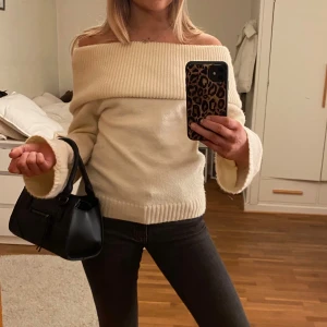 Beige offshoulder tröja - Säljer en stilren beige offshoulder tröja med ribbade detaljer. Tröjan har långa ärmar och är mjuk och bekväm. Perfekt för en avslappnad och trendig look. Knappt använd och säljer då den inte kommer till användning. Köp gärna via köp nu!💞 